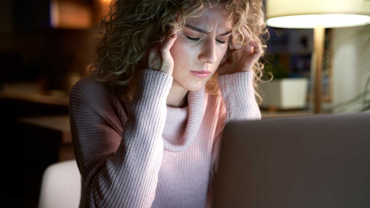 Uupunut nainen tietokoneella