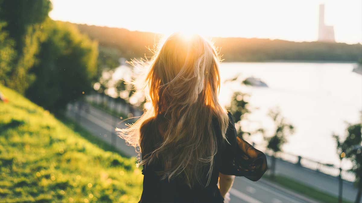 Iloinen nainen auringossa