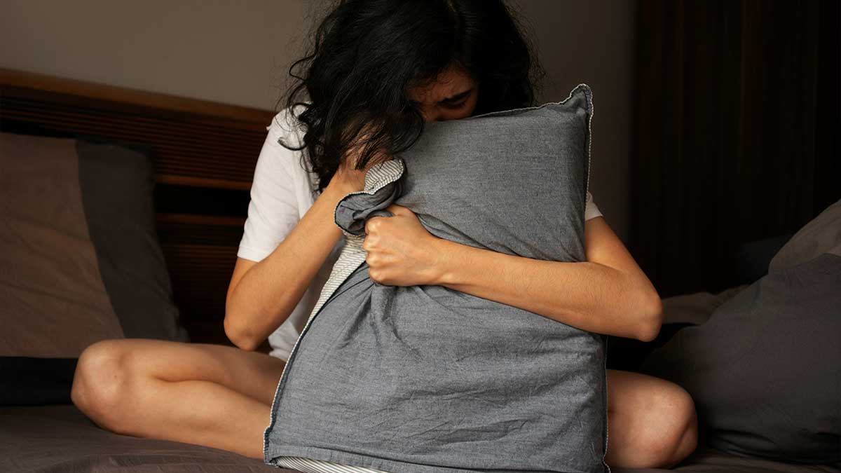 Nainen pitelee tyynyä